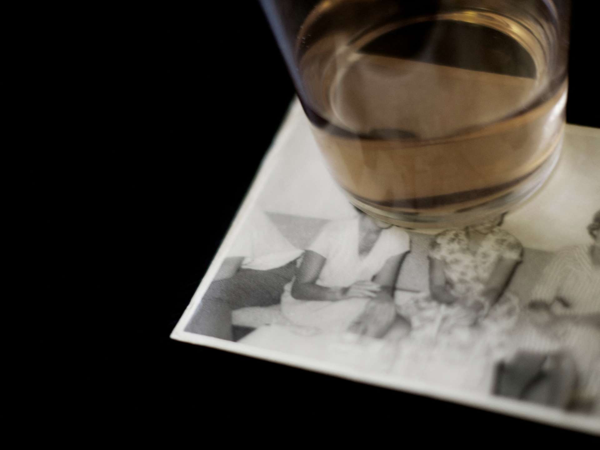 un verre est posée sur une photo