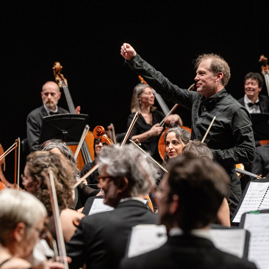 Marius Stieghorst salue les musiciens de son orchestre