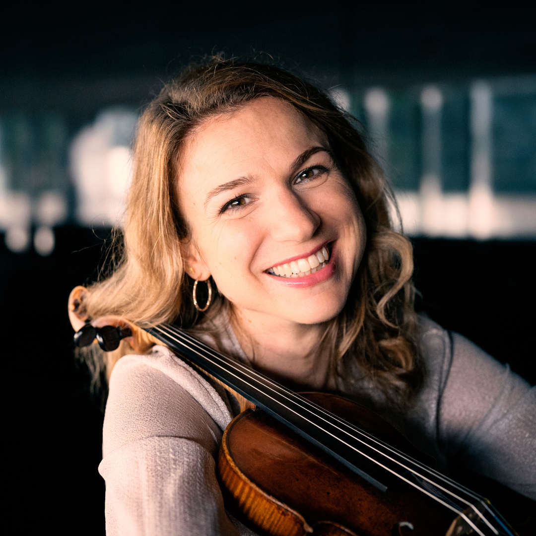 Deborah Nemtanu qui tient son violon et qui sourit