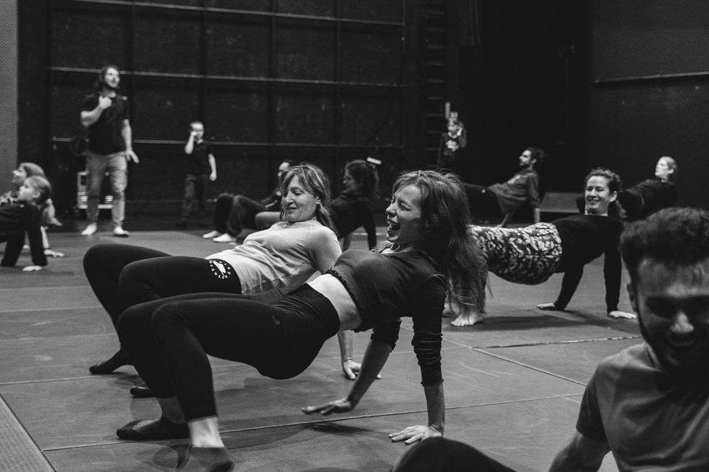 photo monochrome, séance d'échauffement avant un atelier cirque