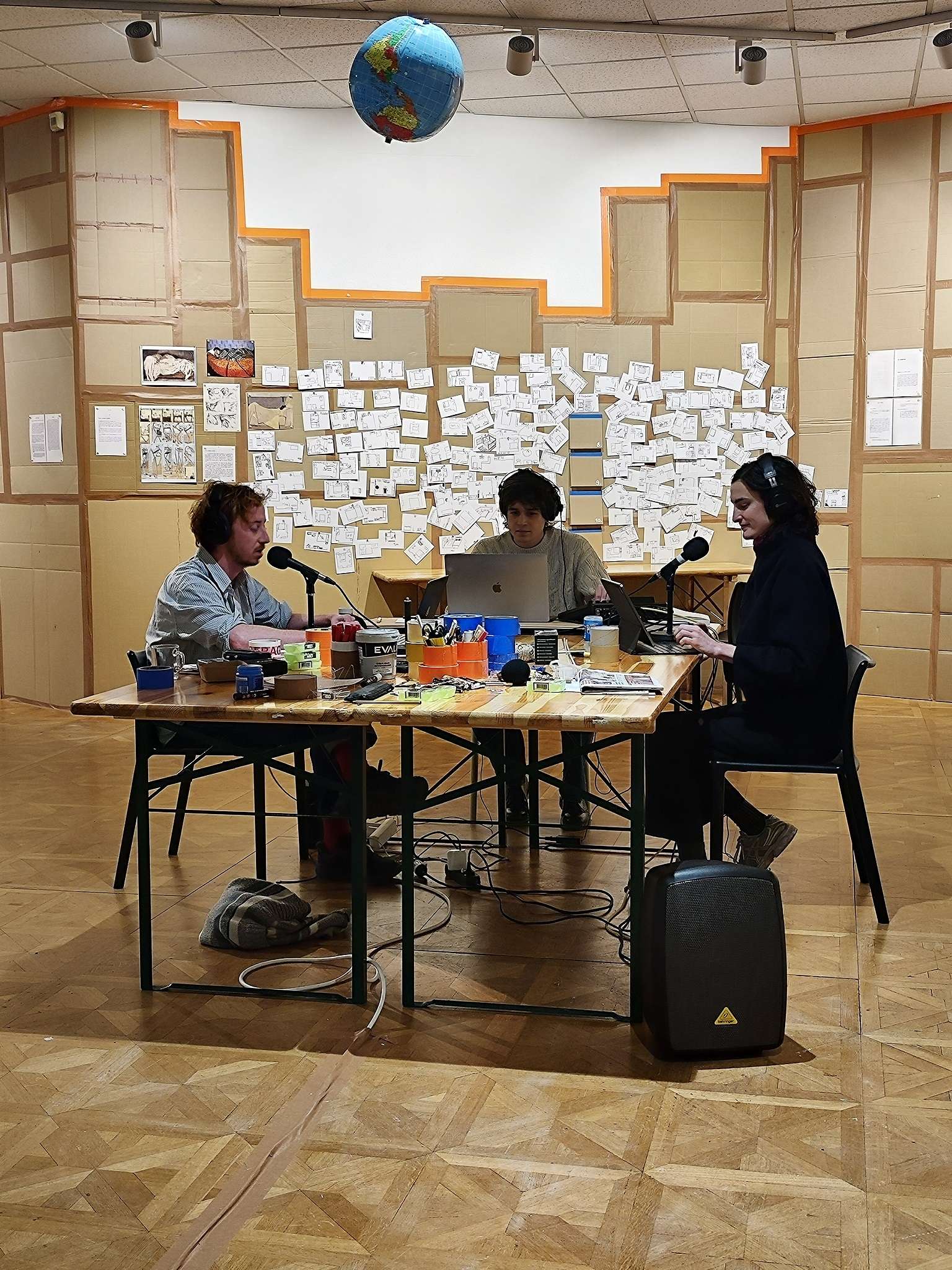 Joaquim Fossi, Lucas Depersin et Nine d'Urso entourés de cartons et en plein enregistrement de l'émission Fréquence Tendre au Théâtre d'Orléans. 