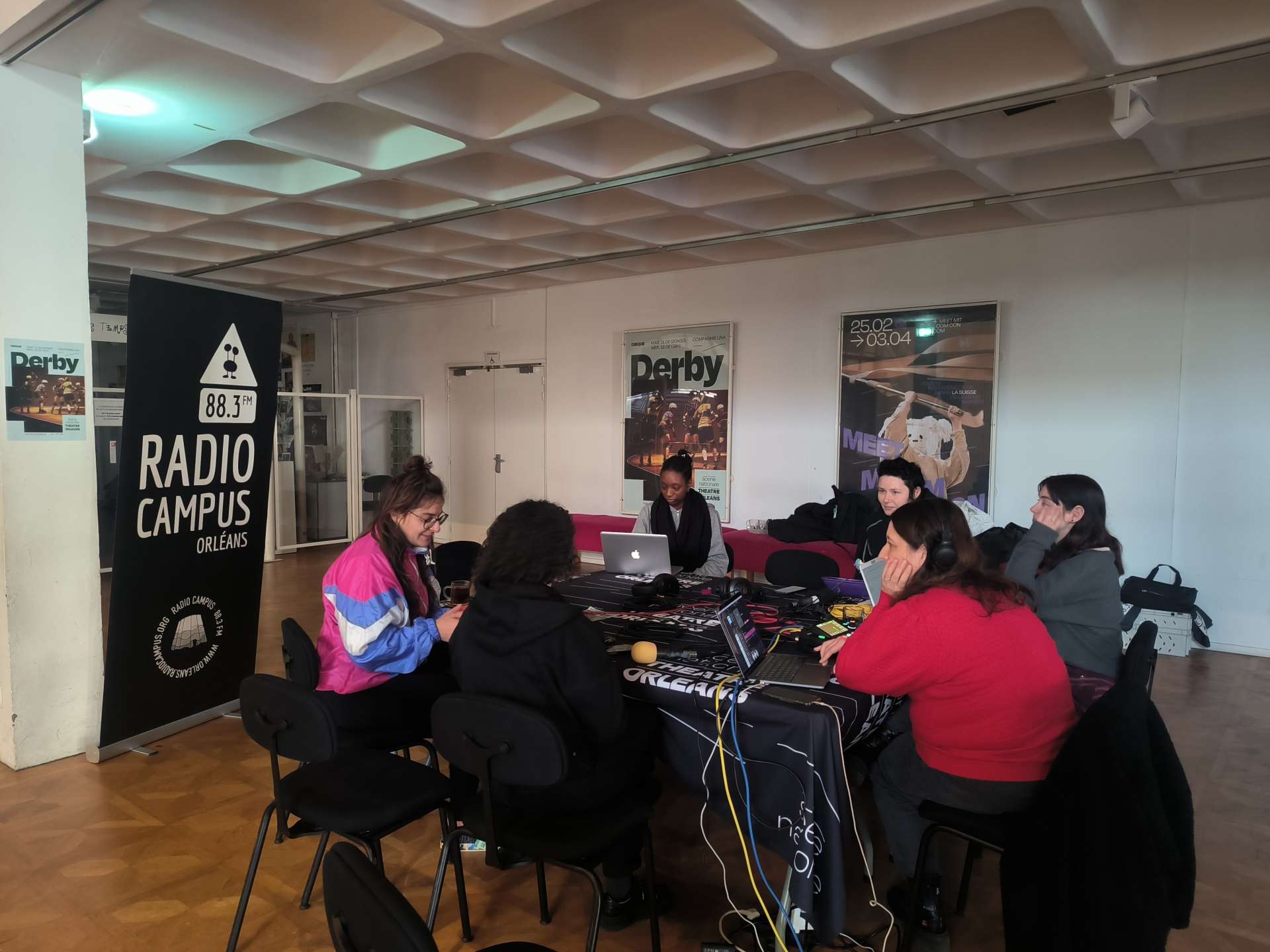 L'équipe de Radio Campus Orléans en pleine interview avec Barbara Papamiltiadou et Myriam Coën du spectacle Derby
