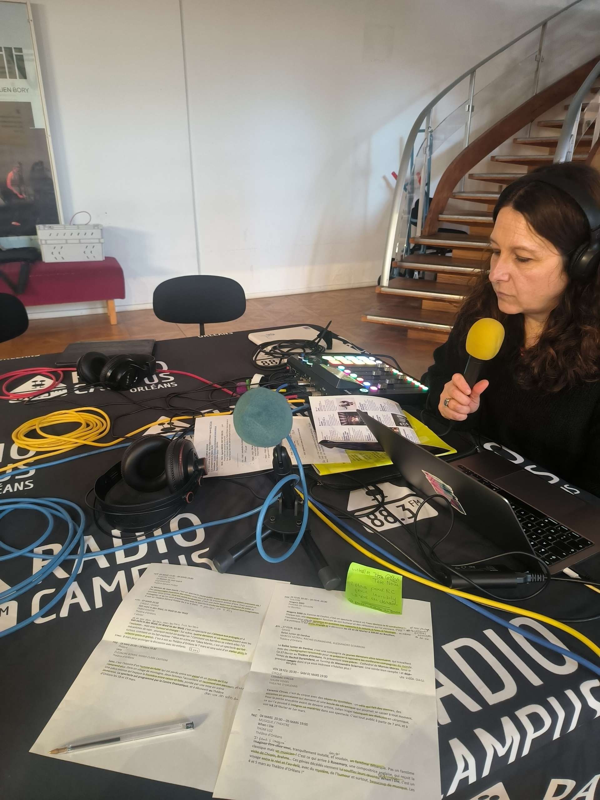 Viviane de Radio Campus Orléans, micro à la main. 