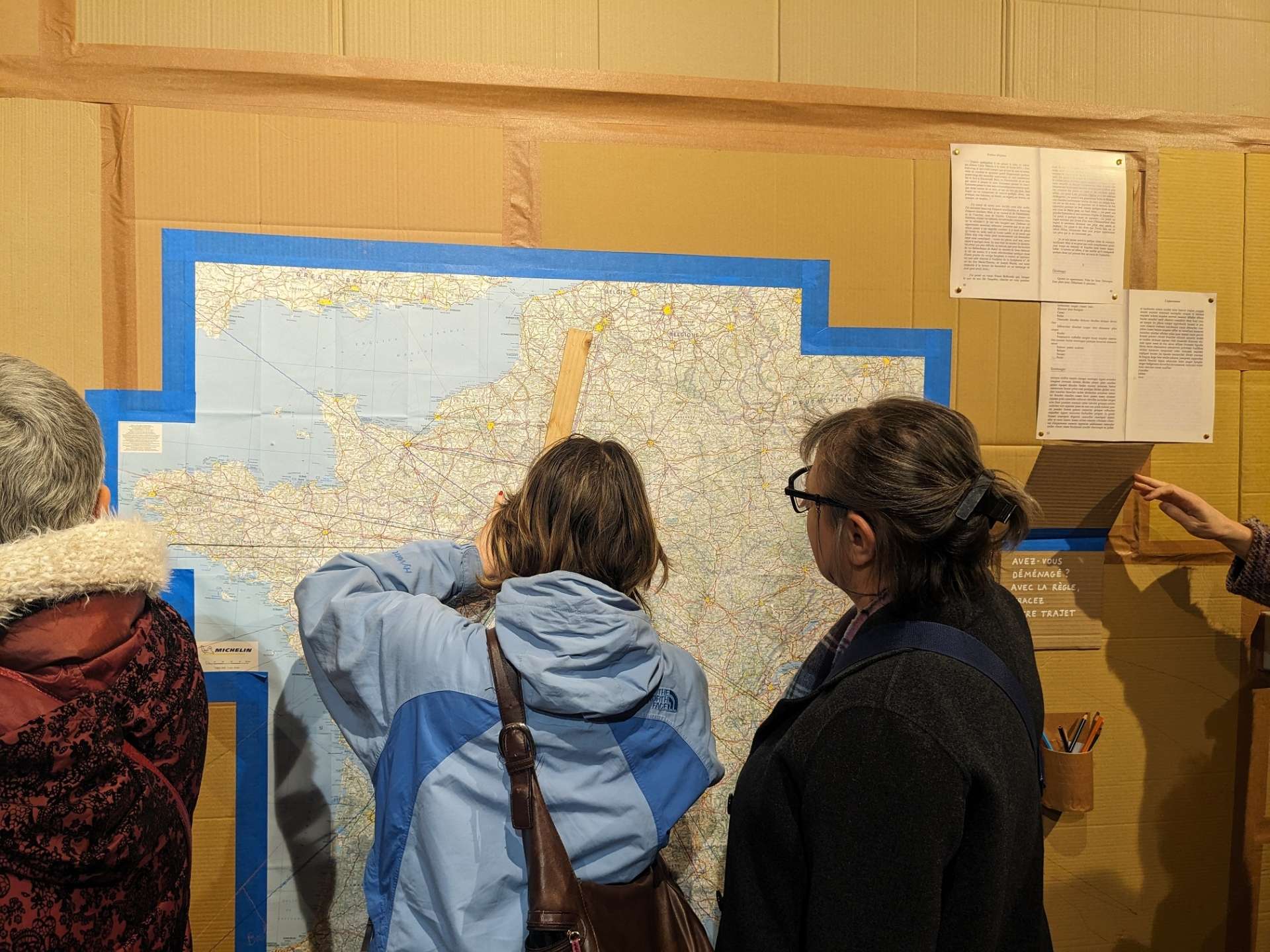 Deux femmes sont en train de faire des traits sur une carte. 