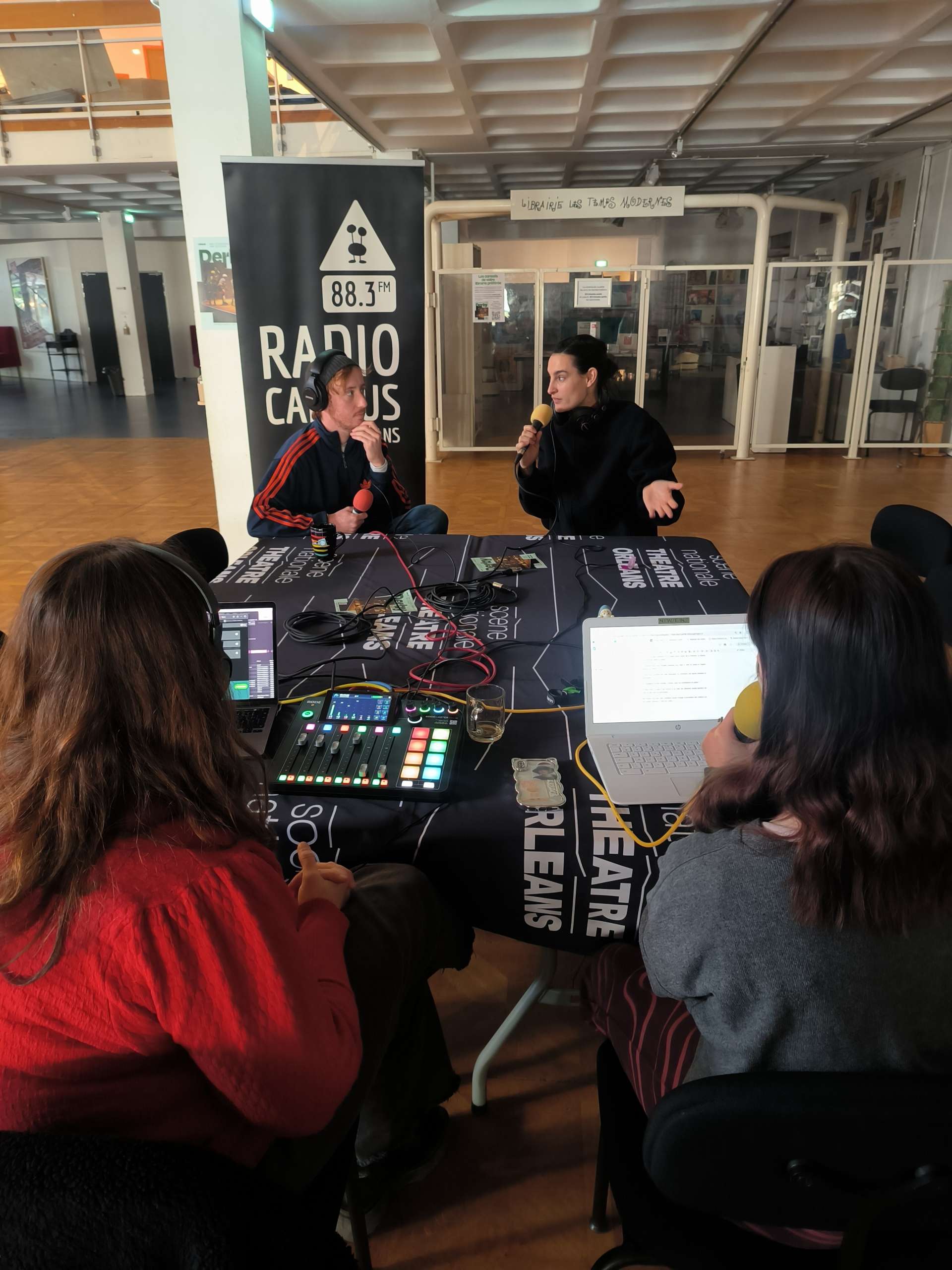 L'équipe de Radio Campus Orléans en pleine interview avec Joaquim Fossi et Nine d'Urso pour La Carte du Tendre