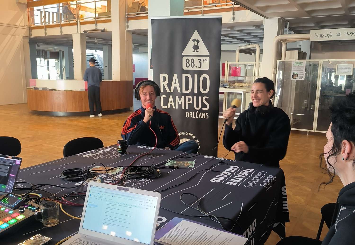 L'équipe de Radio Campus Orléans en pleine interview avec Joaquim Fossi et Nine d'Urso pour La Carte du Tendre