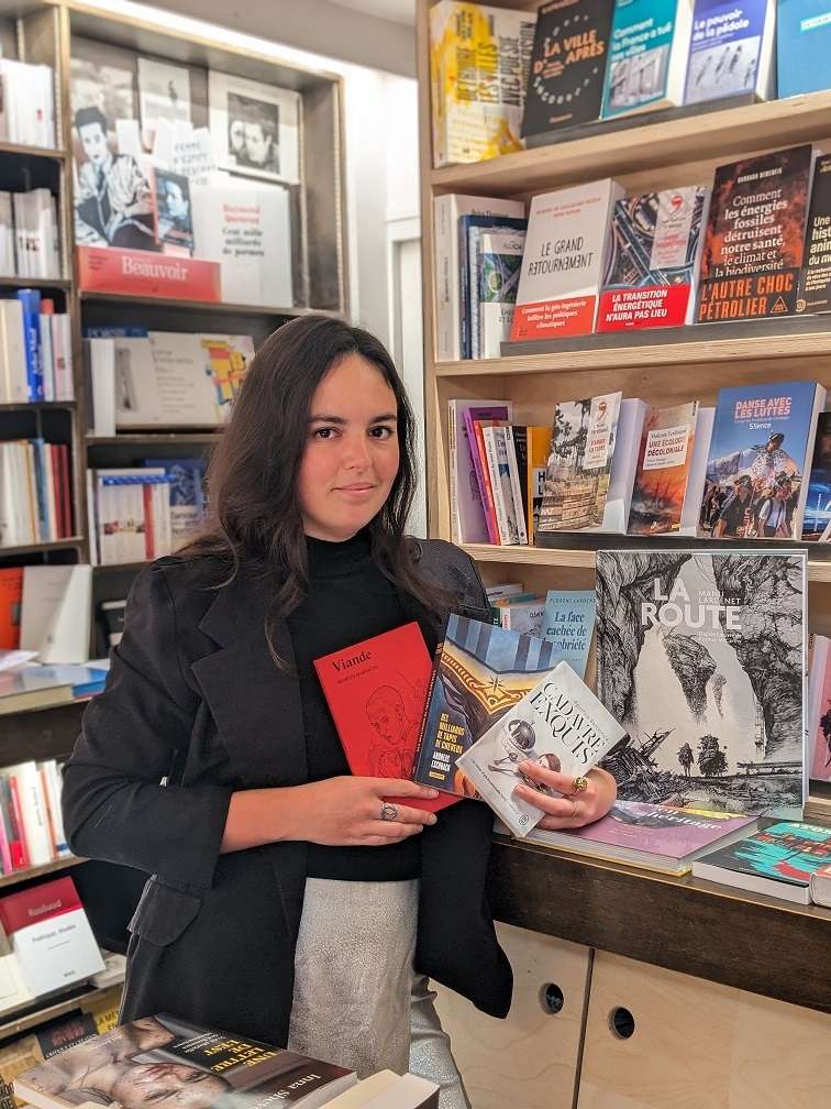 Deborah Vedel, libraire chez Les Temps Modernes à Orléans, présente sa sélection de livre en lien avec le spectacle "Le Ring de Katharsy" de Alice Laloy. 