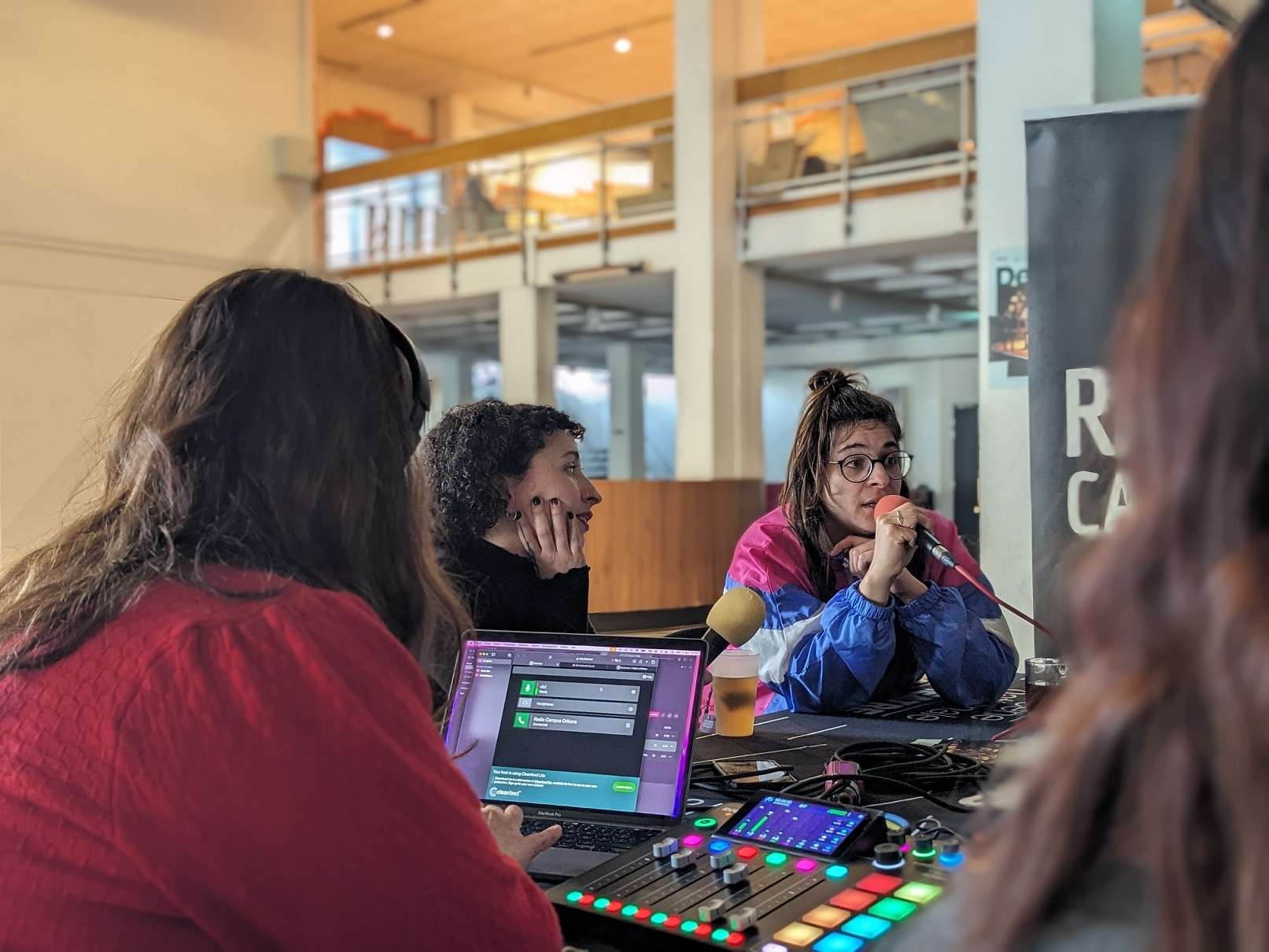L'équipe de Radio Campus Orléans en pleine interview avec Barbara Papamiltiadou et Myriam Coën du spectacle Derby