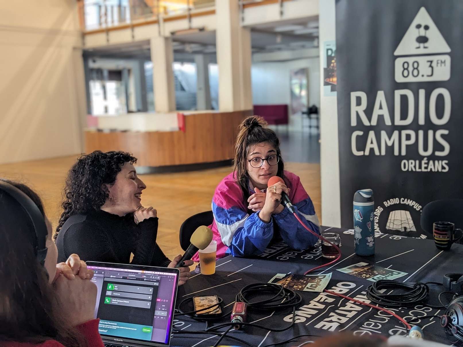 L'équipe de Radio Campus Orléans en pleine interview avec Barbara Papamiltiadou et Myriam Coën du spectacle Derby