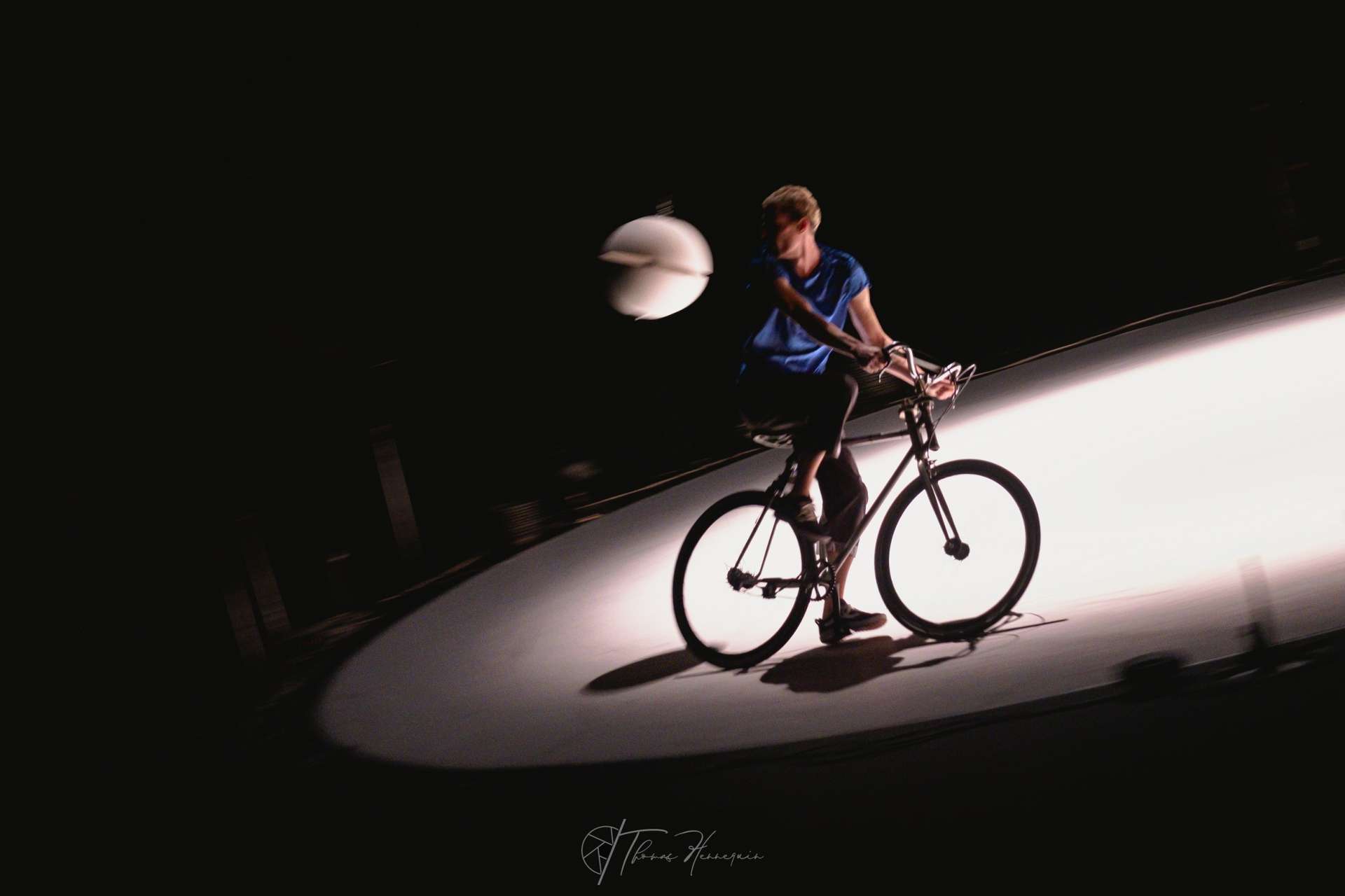 Julian Vogel sur son vélo et poursuivit par une grosse boule en céramique suspendue. 