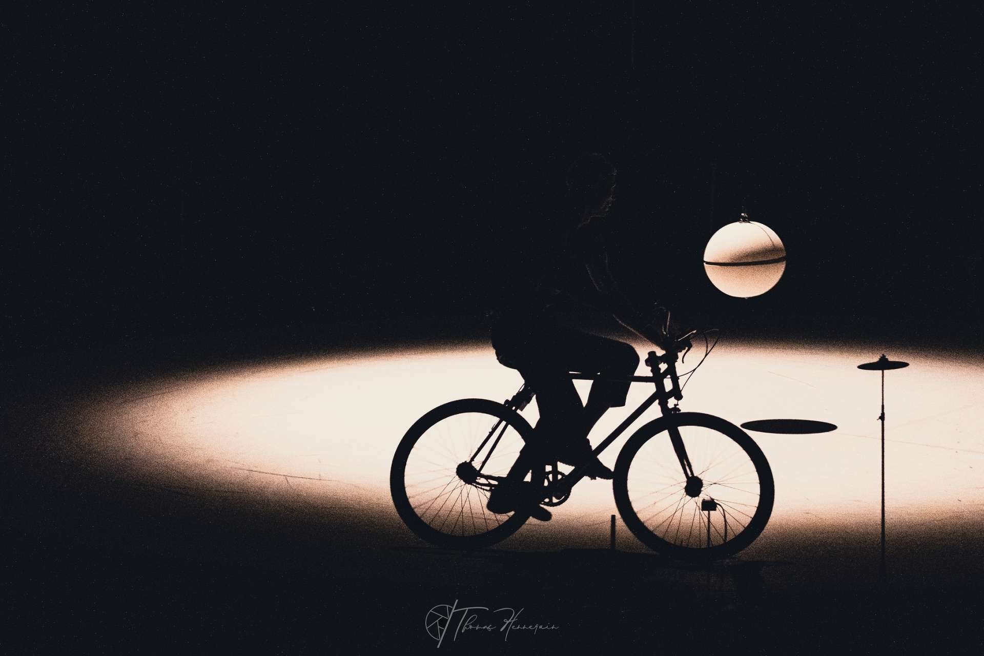 L'artiste circassien Julian Vogel sur son vélo. 