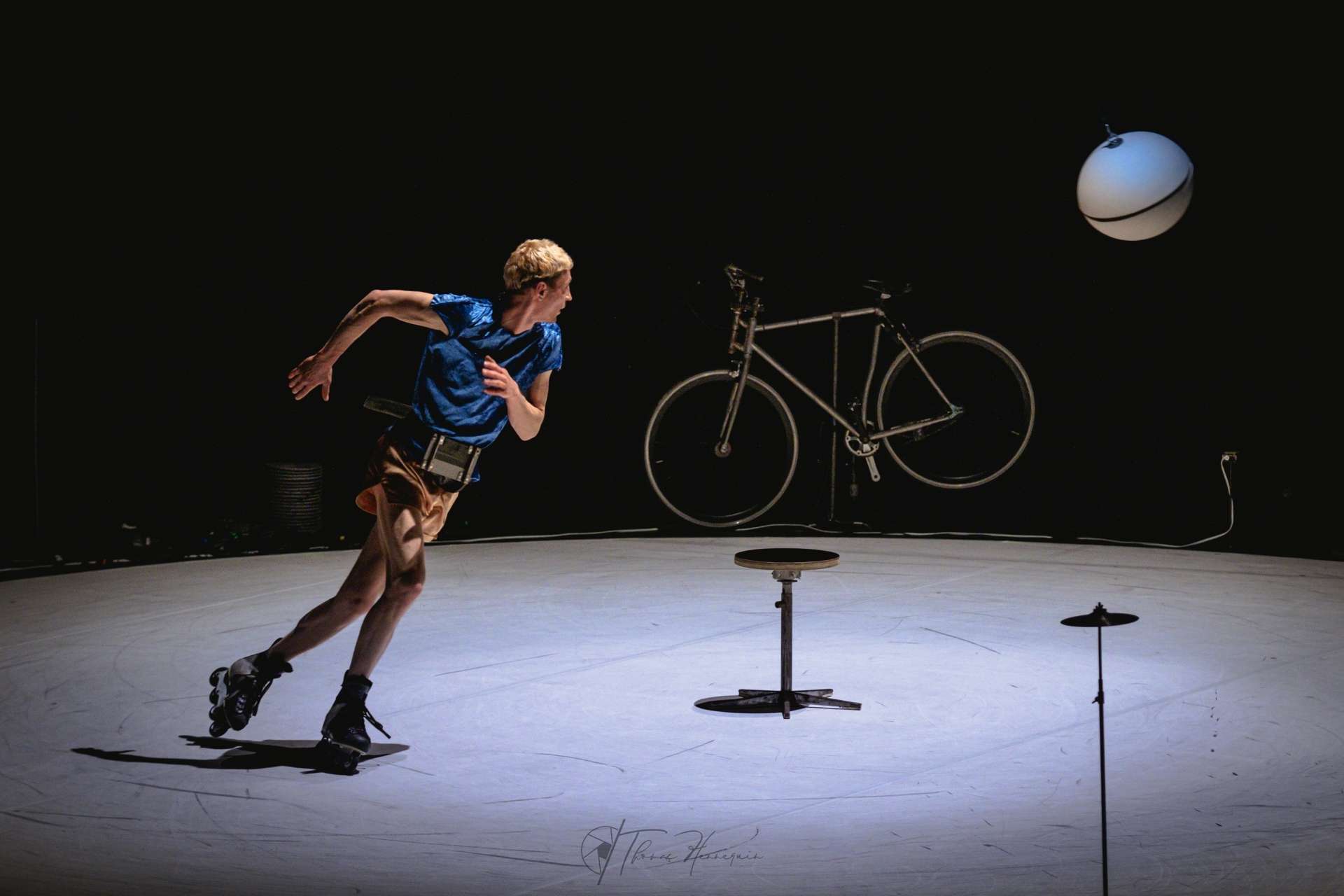 Julian Vogel, artiste circassien, est en train de tourner sur une piste en roller. 