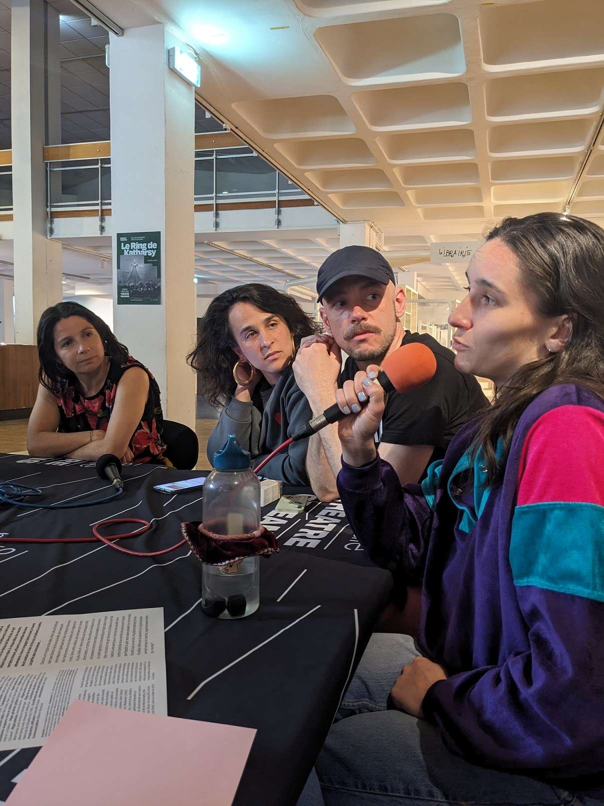 Au premier plan, Lucille qui tient le micro. Derrière elle, Antoine, Marion et Dominique, interprètes pour le spectacle Le Ring de Katharsy d'Alice Laloy.