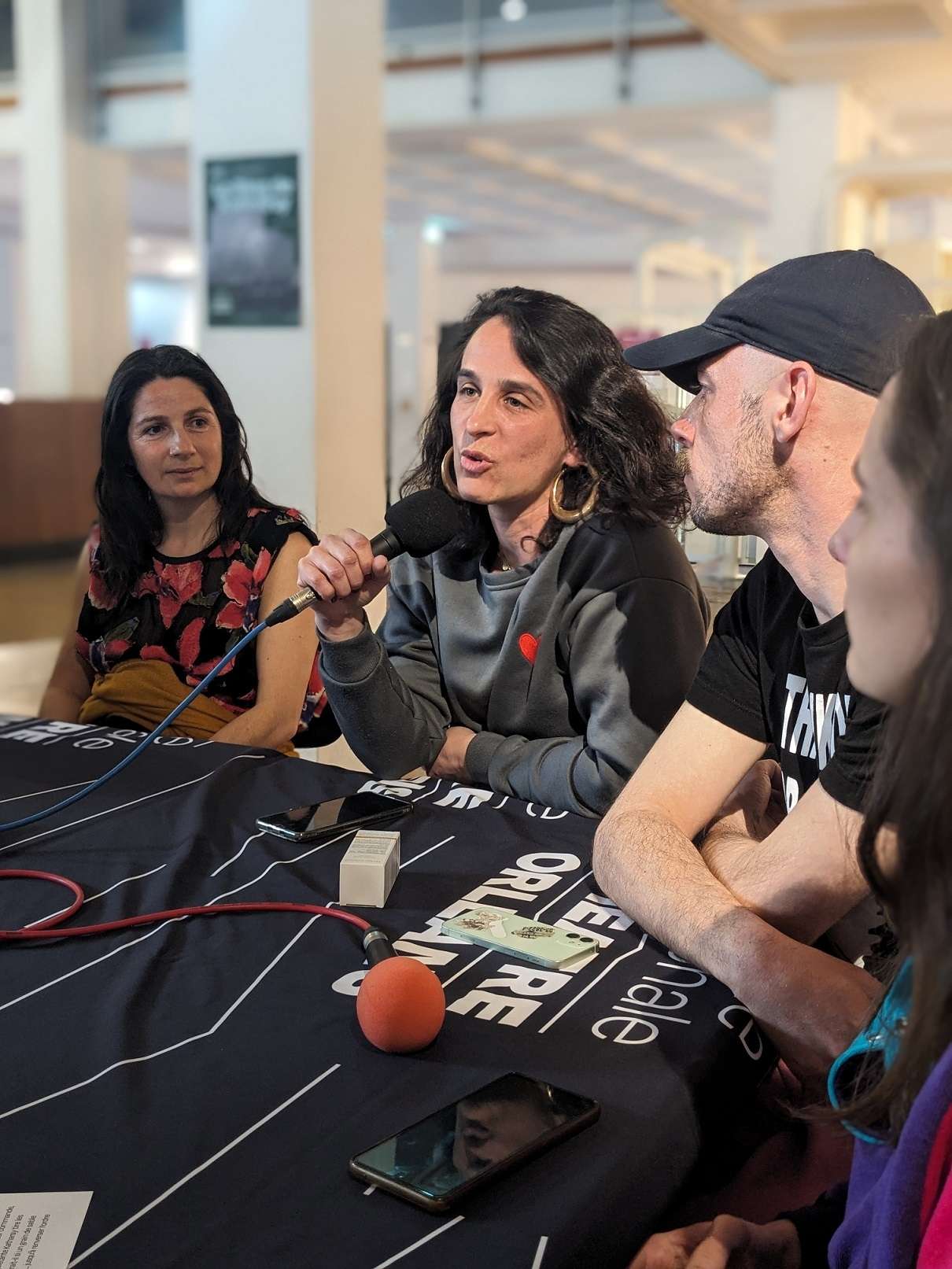 Dominique, Marion et Antoine, interprètes du spectacle Le Ring de Katharsy sur le plateau de Radio Campus Orléans. 