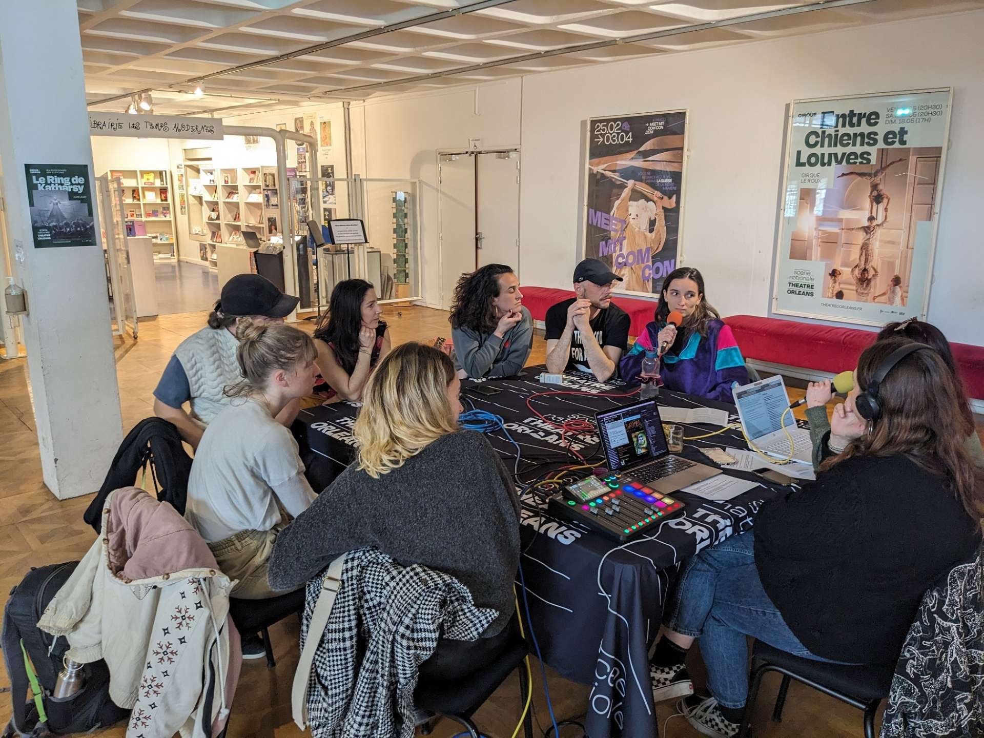 Une partie de l'équipe artistique du spectacle Le Ring de Katharsy est installée sur une table pour répondre aux questions de l'équipe de Radio Campus Orléans. 