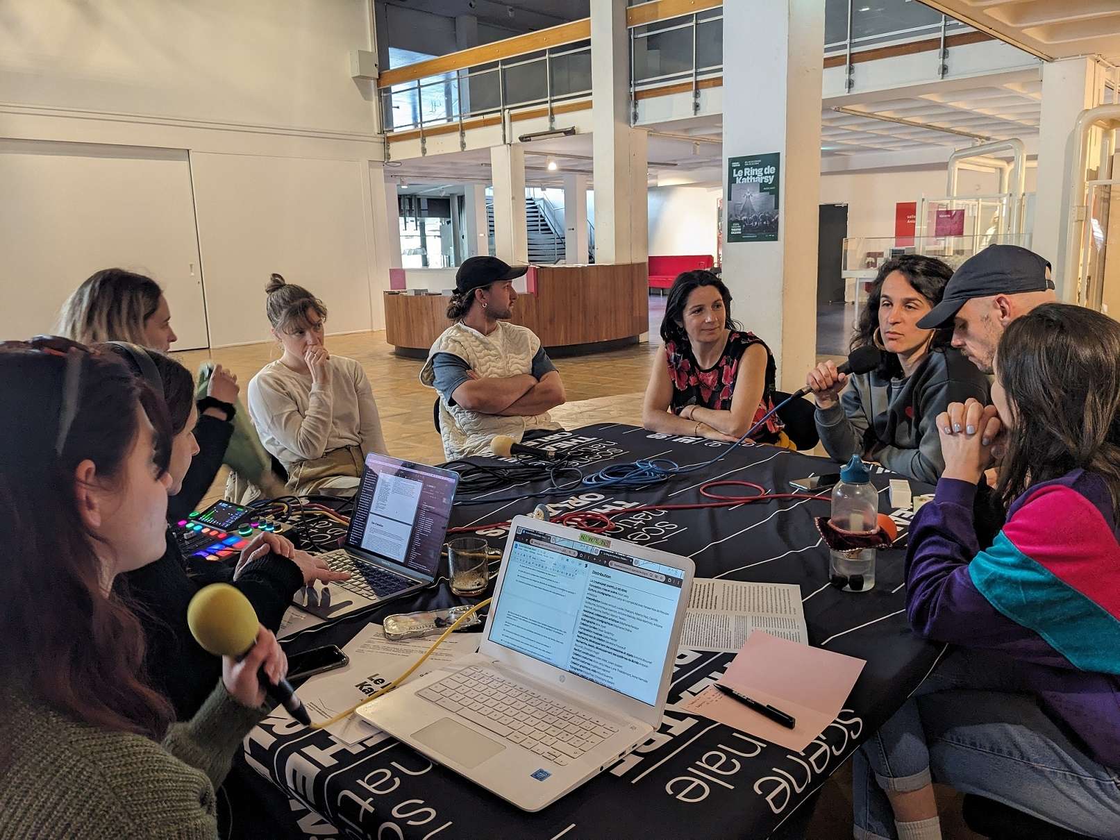 Une partie de l'équipe artistique du spectacle Le Ring de Katharsy est installée sur une table pour répondre aux questions de l'équipe de Radio Campus Orléans. 