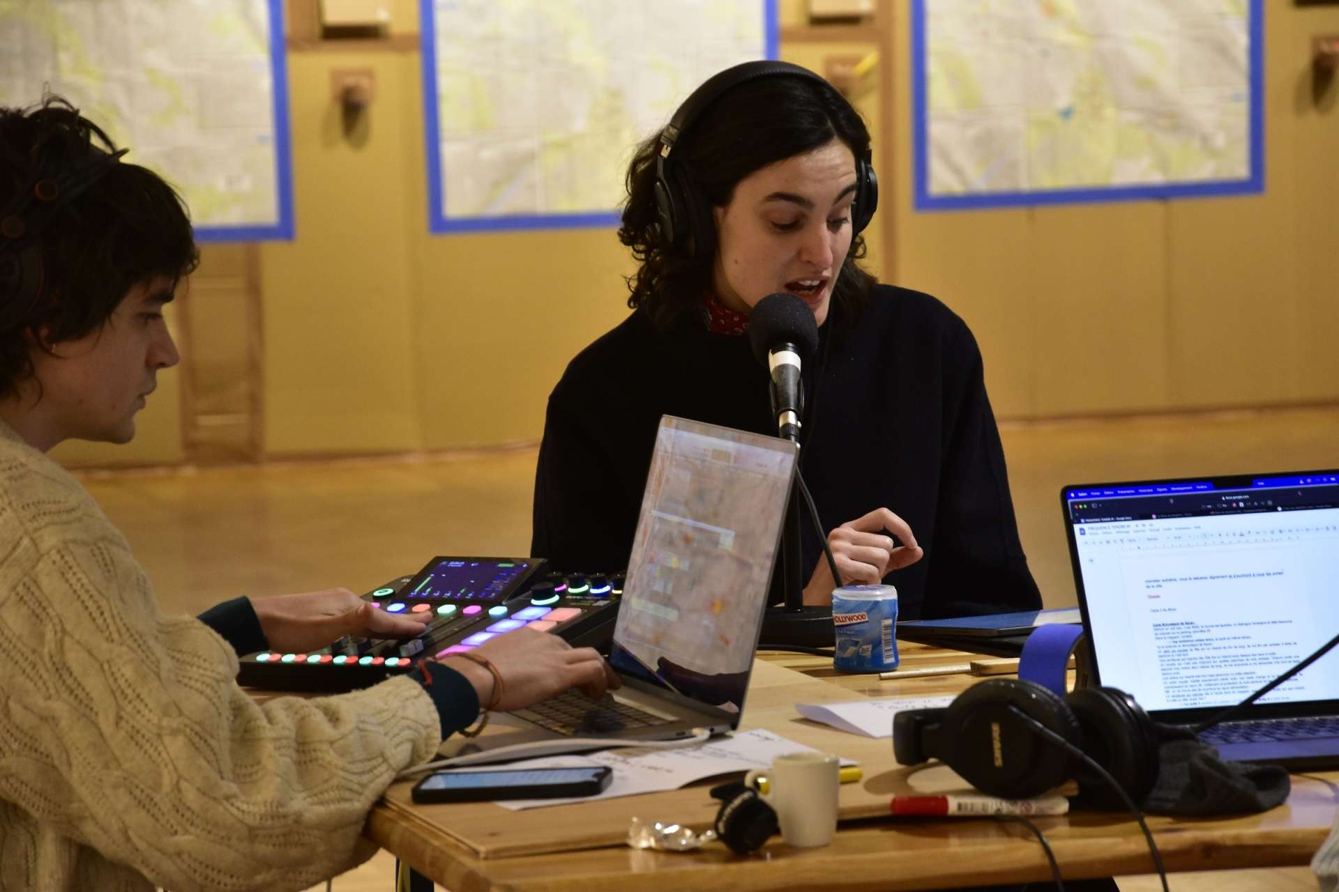 Portrait de Nine d'Urso lors de l'enregistrement de l'émission Fréquence Tendre au Théâtre d'Orléans. Projet réalisé en lien avec l'installation la Carte du Tendre. 