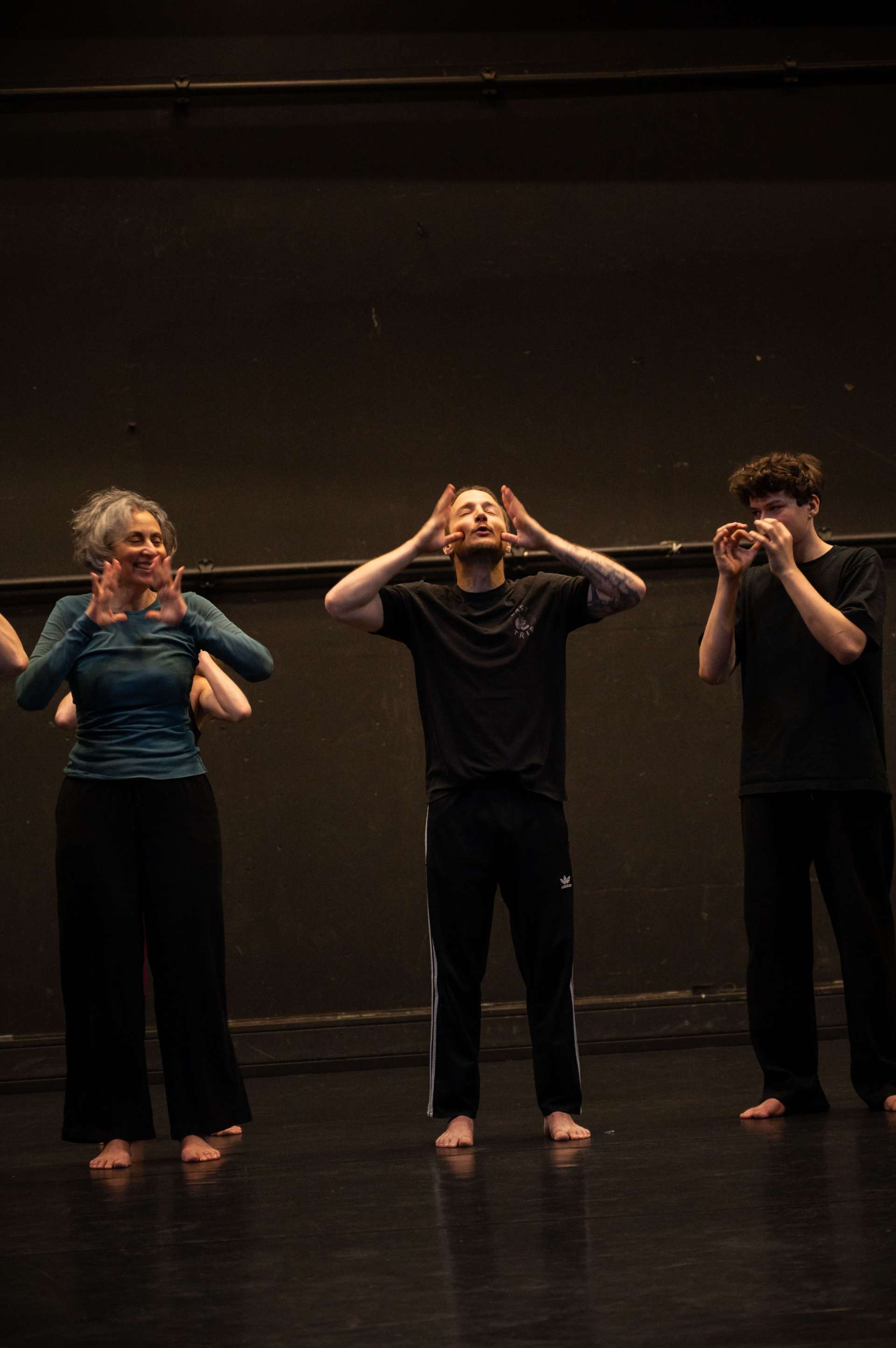 Photo de l'atelier de danse acrobatique, Clotaire et les autres participant·es sont en train de faire des mouvement de danse avec les bras et mains.
