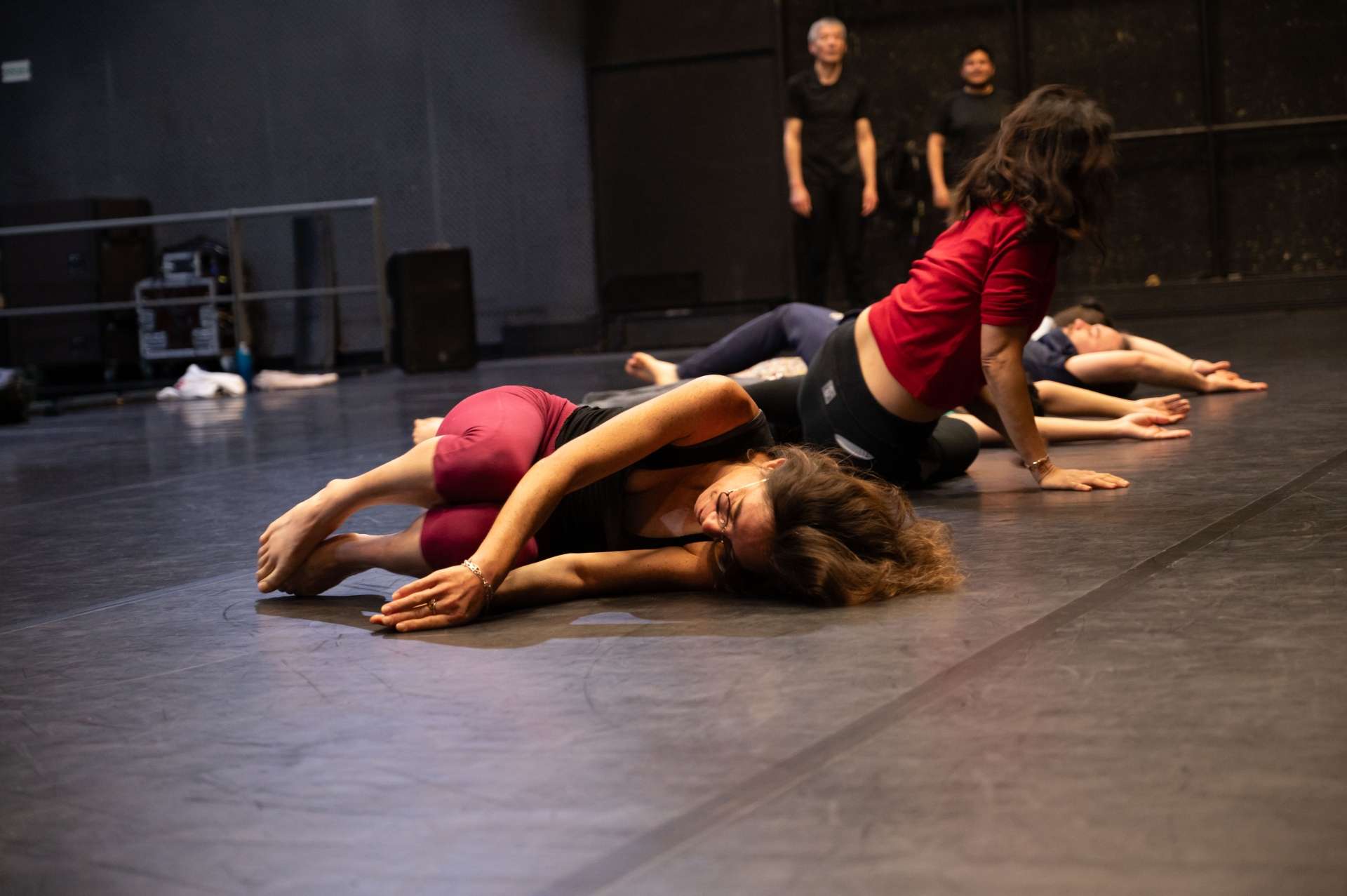 Photo de l'atelier de danse acrobatique, participants et participantes allongé·es sur le sol.