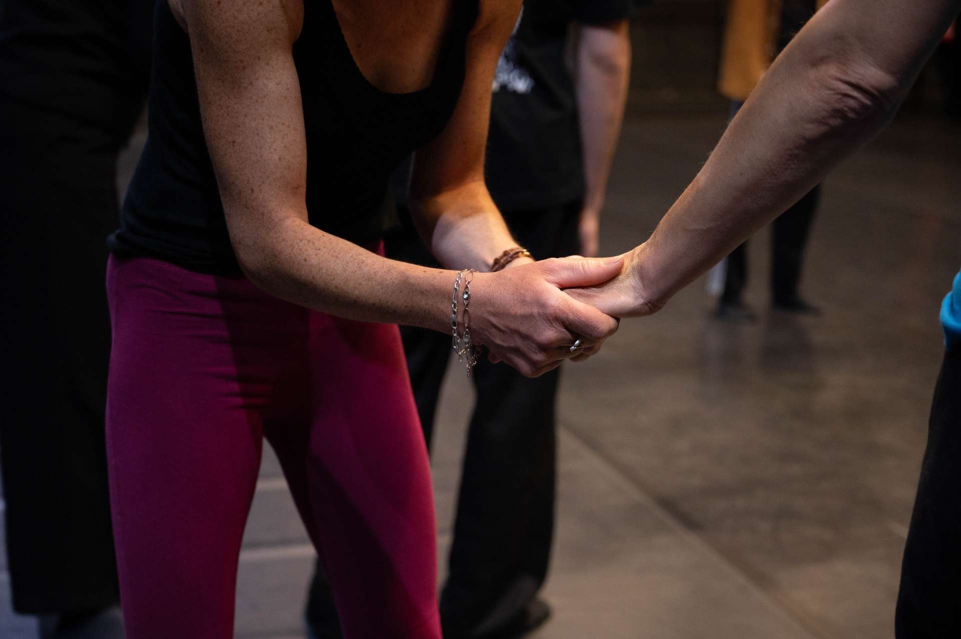 Photo de l'atelier de danse acrobatique, focus sur deux mains liées l'une dans l'autre.