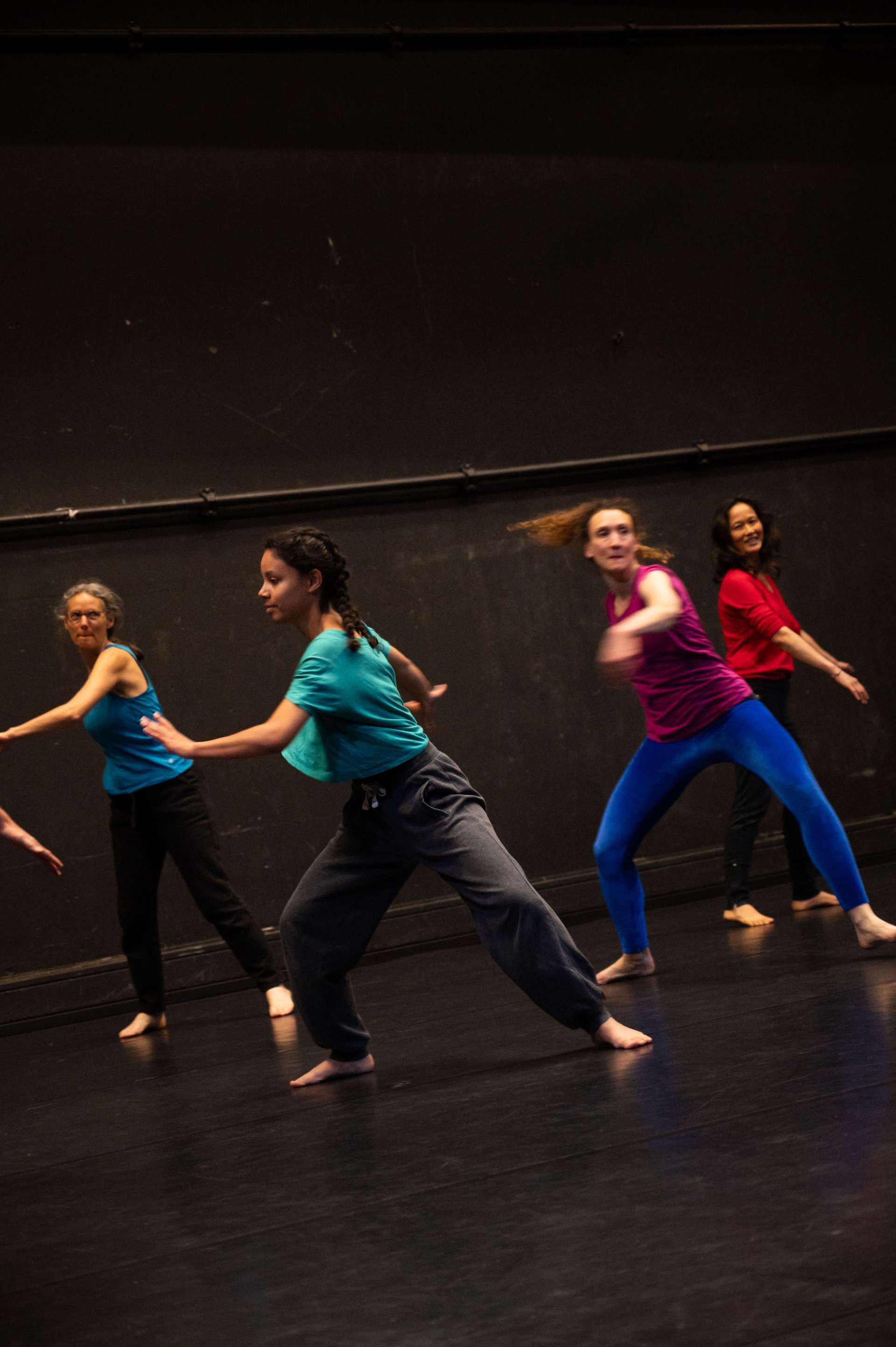 Photo de l'atelier de danse acrobatique, les participant·es en plein tour sur eux mêmes.