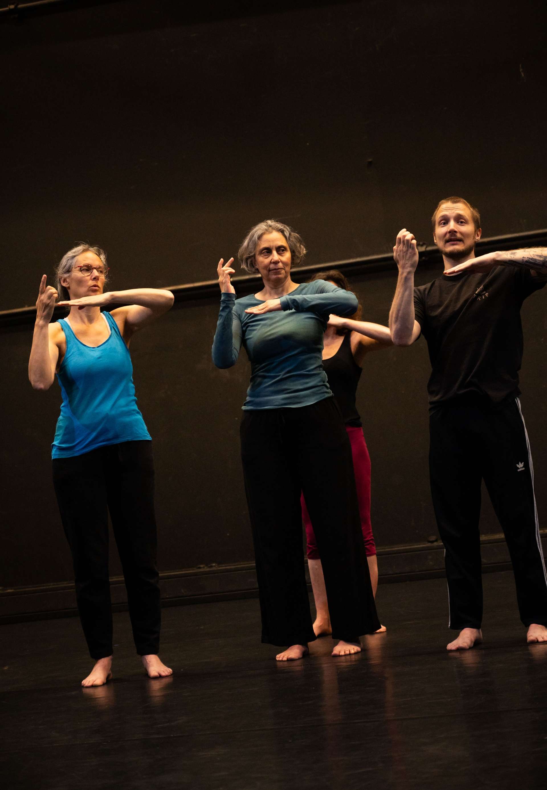 Photo de l'atelier de danse acrobatique, Clotaire au côté de deux participant·es, montrant des mouvements de bras.