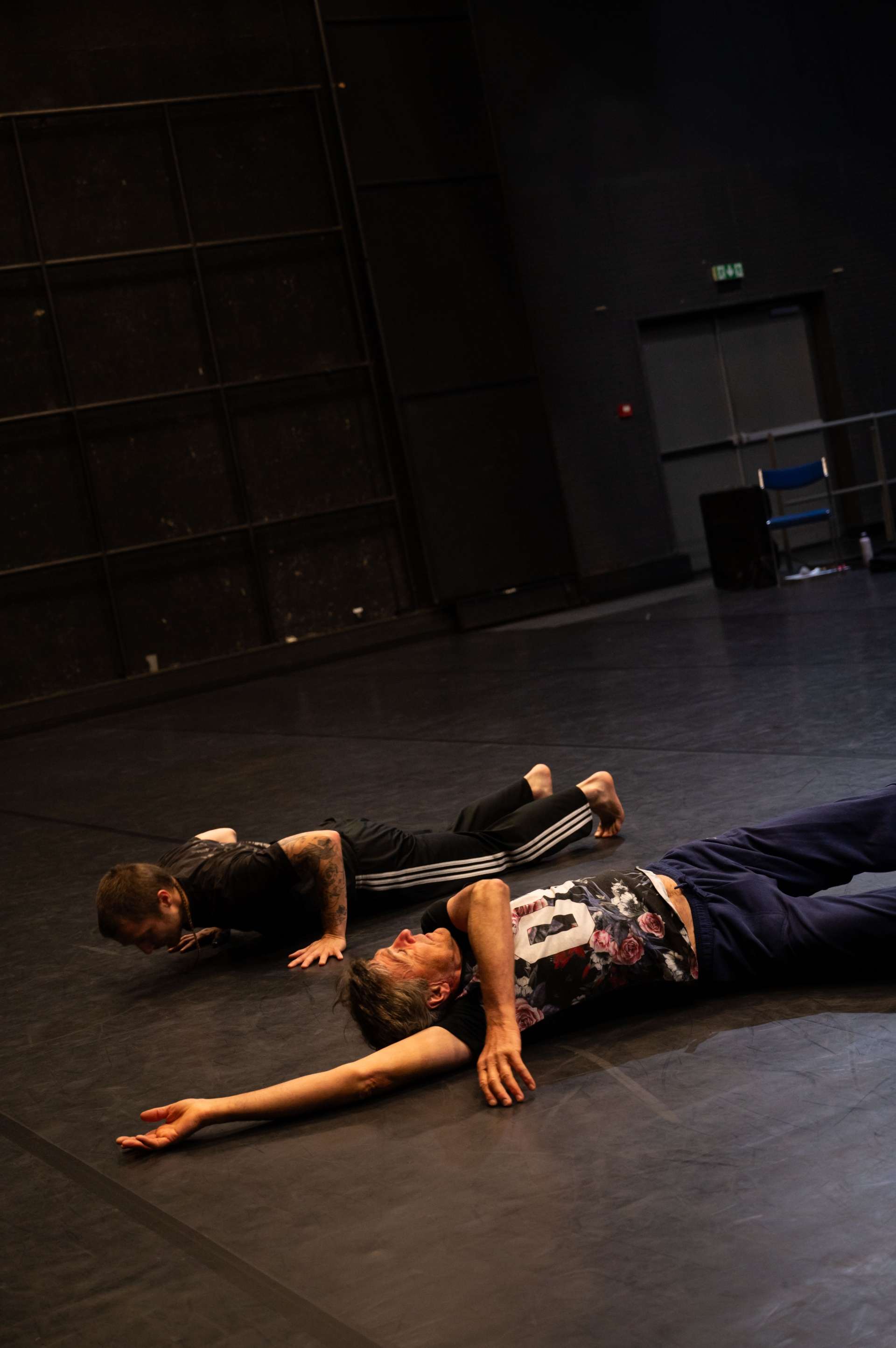 Photo de l'atelier de danse acrobatique, Clotaire un autre participant allongés sur le sol.