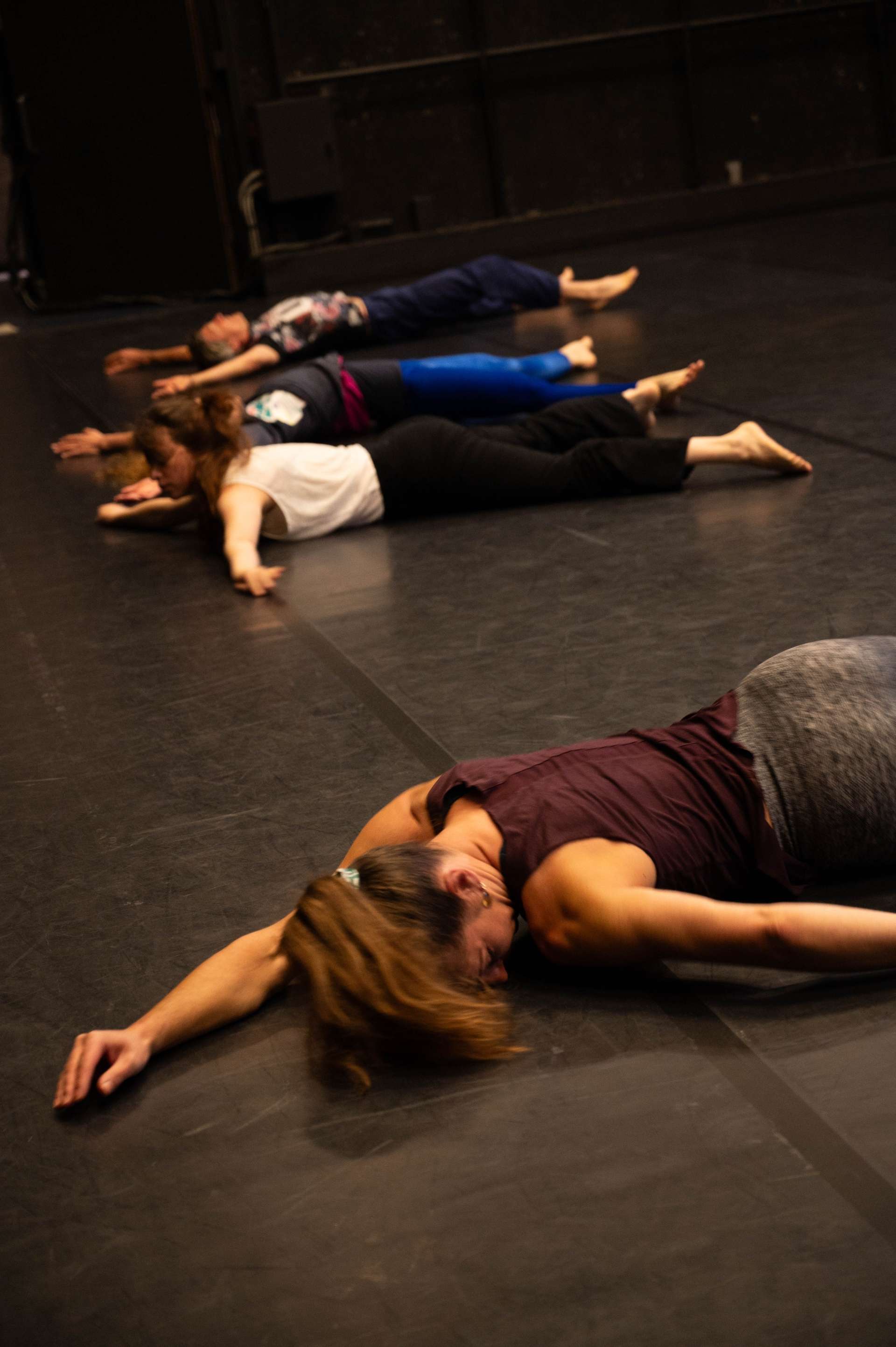 Photo de l'atelier de danse acrobatique, participants et participantes allongé·es sur le sol.